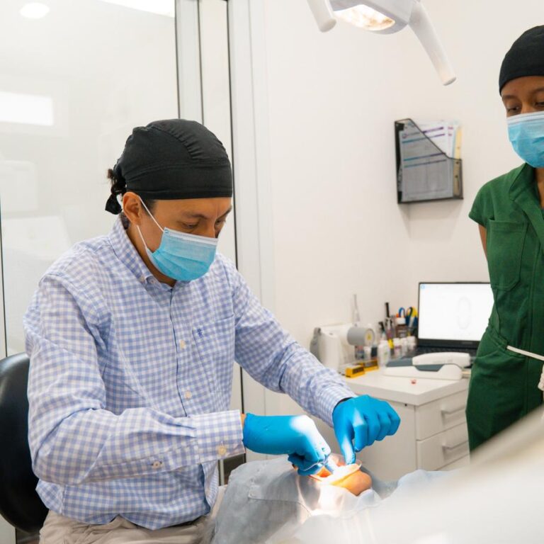 Doctor realizando una cirugía